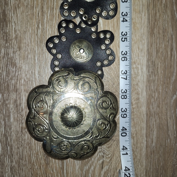 Vintage Western Black Leather Flower Shaped Silver Concho Belt Size Medium - Picture 12 of 12